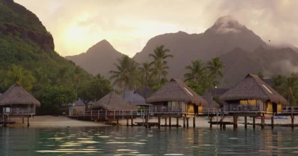 Cestovní dovolená luxusní resort hotel overwater bungalovy na pláži ráj — Stock video