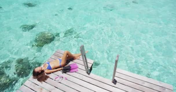 Tropical paraíso viajes mujer disfrutando del sol después de nadar snorkel — Vídeos de Stock