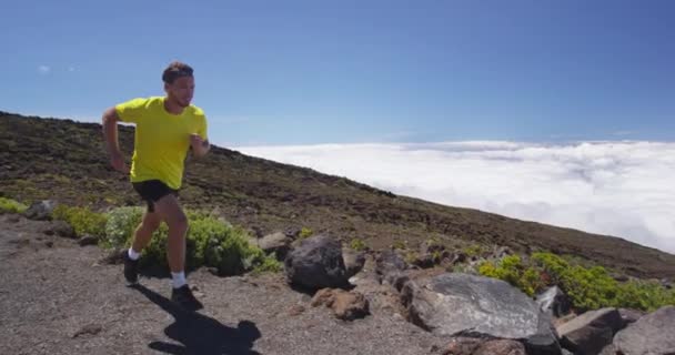 Springa beslutsam ung löpare Man Jogging på berget mot molnigt himmel — Stockvideo