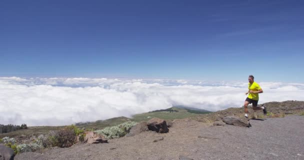 Menjalankan Fit Young Man Jogging On Mountain Above Clouds — Stok Video