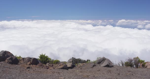 Cloudsscape que cobre a montanha durante o dia ensolarado — Vídeo de Stock