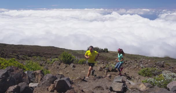 Бігуни - придатна пара для бігу в скелястому гірському ландшафті — стокове відео