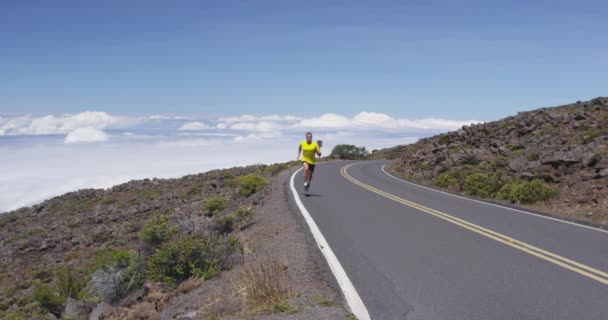 Course homme sprint rapide sur la route de montagne — Video