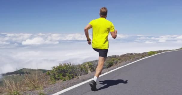 ランナー-マウンテンロードで高速スプリンティングを実行する男 — ストック動画