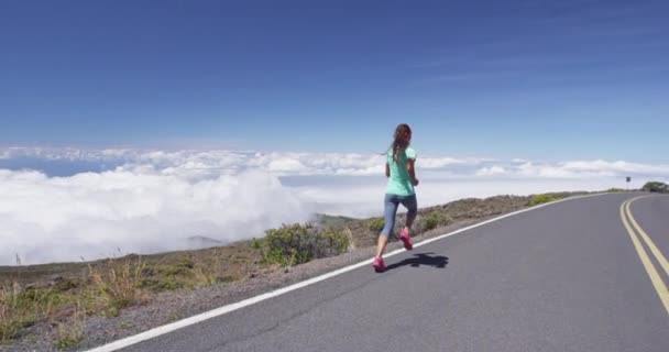 Corredor de la mujer Corriendo Ejercicio rápido afuera — Vídeos de Stock