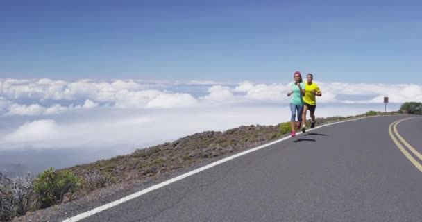 달리기 - 달리기를 위한 훈련 도로에서 조깅을 하는 달리기 선수들 — 비디오
