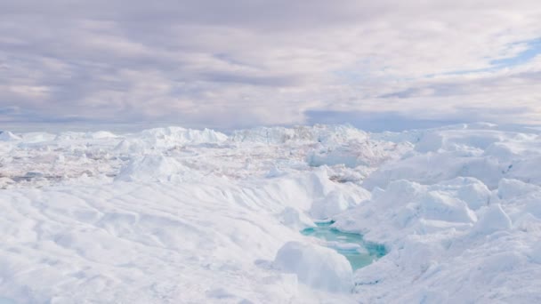 Globalne ocieplenie i zmiany klimatu - góry lodowe z topniejącego lodowca na fiordzie lodowym — Wideo stockowe
