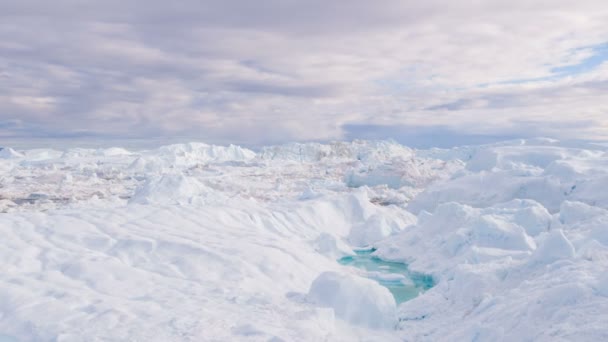 Global uppvärmning och klimatförändringar - isberg från smältande glaciär i isjord — Stockvideo