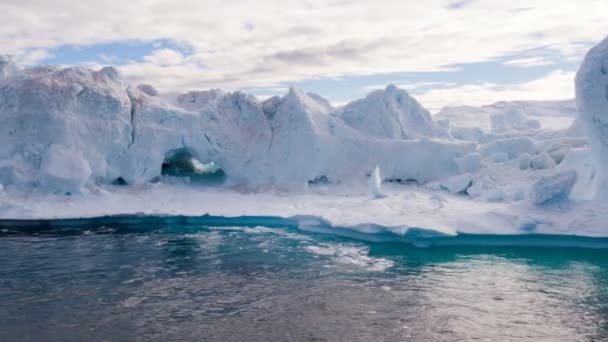 Jéghegy légi felvételek - óriás jéghegyek Disko Bay-ben Grönlandon — Stock videók