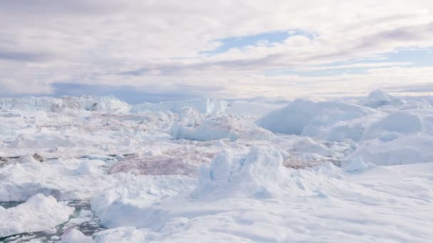 巨大な氷山とイルリサットのアイスフィヨルドのグリーンランド氷山の風景 — ストック動画