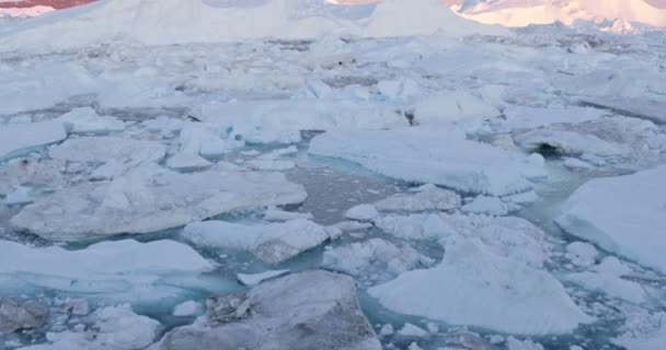हिमशैल के साथ आर्कटिक परिदृश्य प्रकृति में यात्रा वंडरलास्ट ग्रीनलैंड पर्यटक — स्टॉक वीडियो