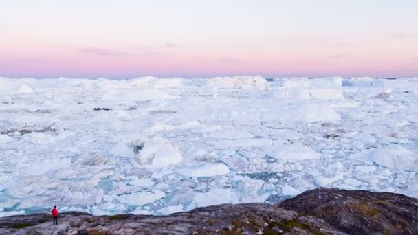 Resor vandringslust i arktisk natur med isberg - grönländsk turist — Stockvideo