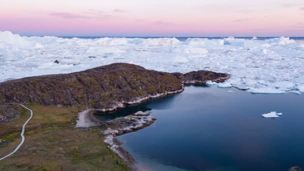 Arktisk natur med isberg i Grönlands isfjorden - flygdrönarvideo — Stockvideo