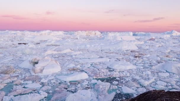 Παγόβουνο και πάγος από παγετώνα σε αρκτικό φυσικό τοπίο στη Γροιλανδία — Αρχείο Βίντεο
