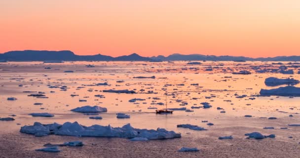 Ghiaccio e iceberg dal ghiacciaio - incredibile natura artica paesaggio aereo video — Video Stock