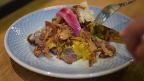Dansk mat smorrebrod öppen smörgås kvinna äter på restaurang — Stockvideo