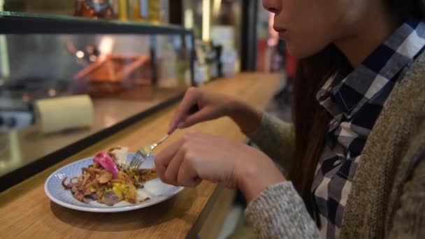 Donna che mangia al ristorante danese il tradizionale panino aperto smorrebrod — Video Stock