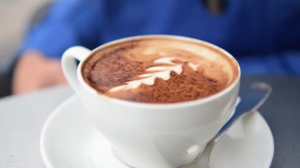 Tazza di caffè - cappuccino con crema perfetta e latte art — Video Stock