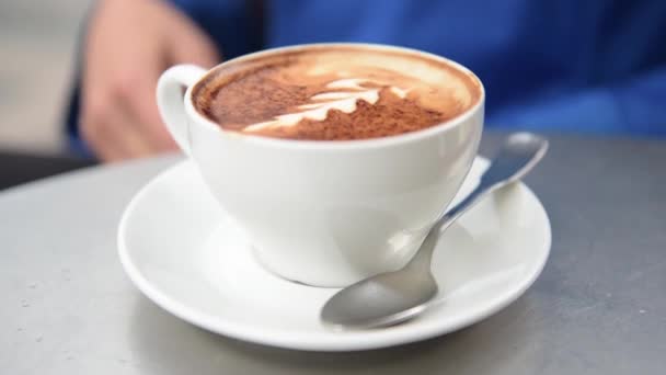 Koffie - Cappuccino met koffie latte kunst in cafe close-up — Stockvideo