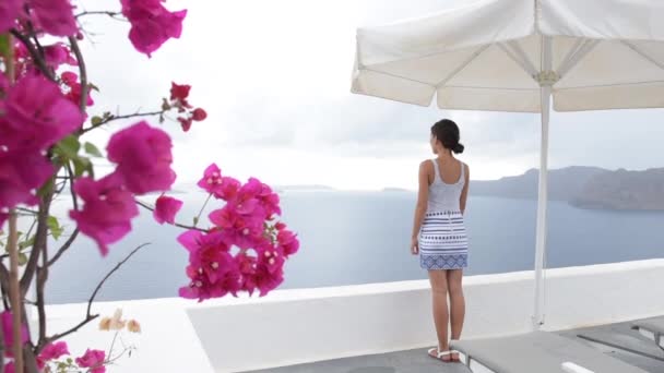 Turistico godendo della vista su Santorini - Viaggiatore donna — Video Stock