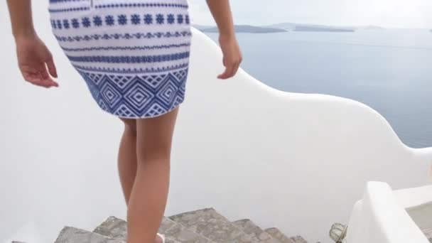 Oia Santoriniを歩く旅行観光の女性 — ストック動画