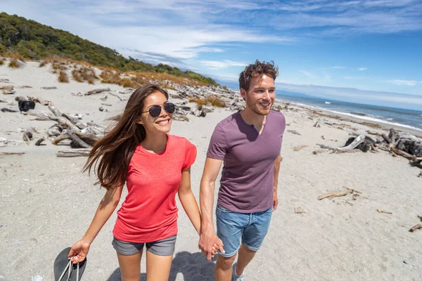 Paar wandelen op het strand in Nieuw-Zeeland - mensen in Ship Creek aan de westkust van Nieuw-Zeeland. Toeristische paar sightseeing tramping op South Island van Nieuw-Zeeland — Stockfoto