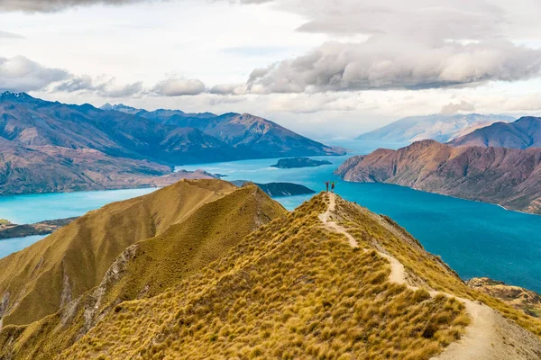 Nieuw-Zeelandse wandelaars op bergtop Roys Peak genieten van actieve outdoor levensstijl armen verhoogd juichen gelukkig in Nieuw-Zeeland natuur landschap, in de buurt Wanaka, Otago, South Island, Nieuw-Zeeland — Stockfoto