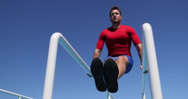 Fitness mensen - man training buikspieren door het heffen van benen op cross fit bar rek buiten — Stockvideo