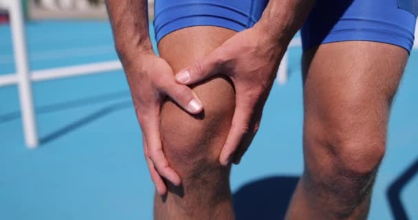 Τραυματισμοί. Αθλητικός τραυματισμός στο γόνατο. Αρσενικό δρομέα με πόνο, διάστρεμμα γόνατος — Αρχείο Βίντεο