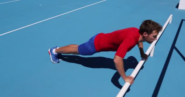 Фітнес-людина робить поштовхи тренування відпрацьовувати м'язи у відкритому тренажерному залі — стокове відео