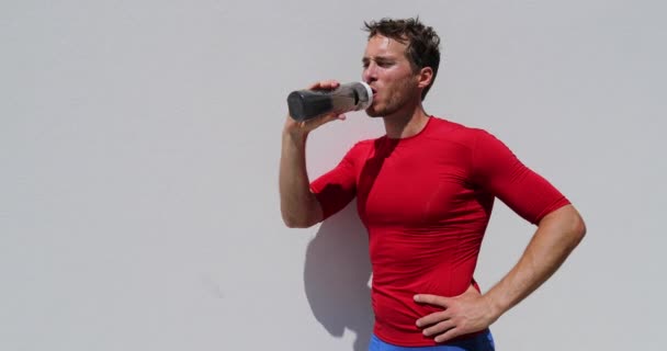 累得筋疲力尽的脱水男子跑步者锻炼后喝着水瓶 — 图库视频影像