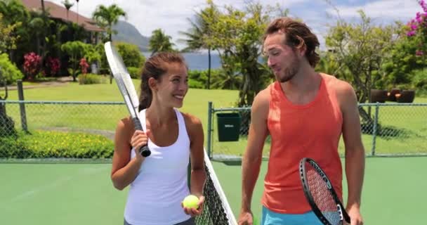 网球运动员在网球场上一局接一局地聊天 — 图库视频影像