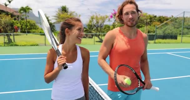 Tenis - žena a muž tenisté mluví na netu po zápase na tenisovém kurtu — Stock video