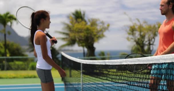 Tenis - jugadores de tenis estrechando la mano en la red después del partido de tenis en la cancha de tenis — Vídeos de Stock