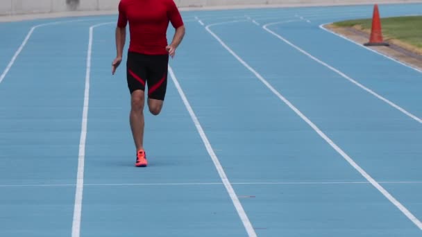 Sprinter biegacz sportowiec człowiek sprinting szkolenia na torze lekkoatletycznym i dziedzinie — Wideo stockowe