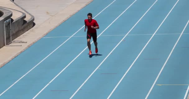 陸上競技場でのスプリンターランナアスリートマンのスプリントトレーニング — ストック動画