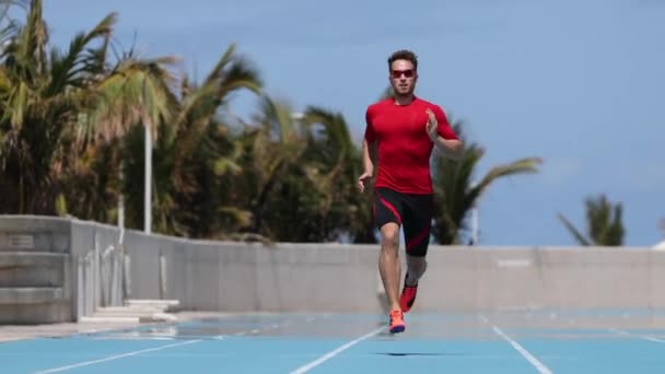 Sprinter man biegnie szkolenia sprint na torze lekkoatletycznym i stadionie — Wideo stockowe