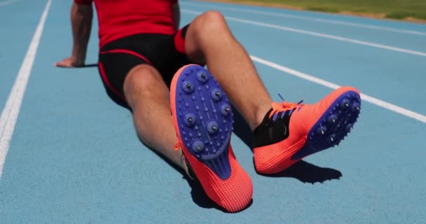 Atleta sprinter relajarse después de correr en atletismo pista de atletismo y campo — Vídeos de Stock