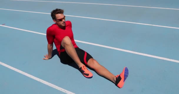 Atletizm atletizm pistinde koşudan sonra rahatlayan sprinter — Stok video