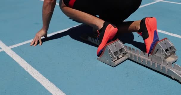 Runner prêt à courir sur la ligne de départ de piste en cours d'exécution. Sport athlète sprint succès — Video