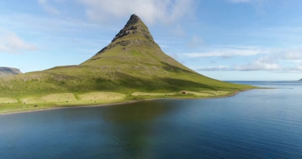 Islândia natureza drone vídeo de Kirkjufell paisagem montanhosa na Islândia Ocidental — Vídeo de Stock