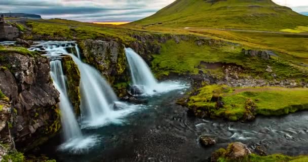 Islandia time lapse video of waterfall mountain Kirkjufellsfoss, Kirkjufell — Vídeo de stock