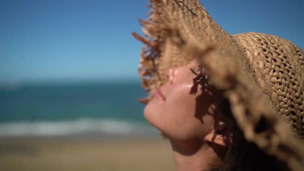 Boldog nyarat ázsiai fiatal nő mosolygós tengerparti utazás nyaralás visel kalap — Stock videók