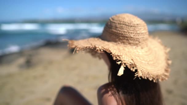 Verão praia férias panorâmica jovem mulher com chapéu de palha na fuga do Caribe — Vídeo de Stock