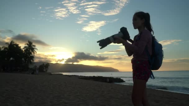 ハワイのビーチで写真を撮る女性オアフ島の北海岸のHaleiwa 。夏の旅行休暇の休暇ハワイ,アメリカ — ストック動画