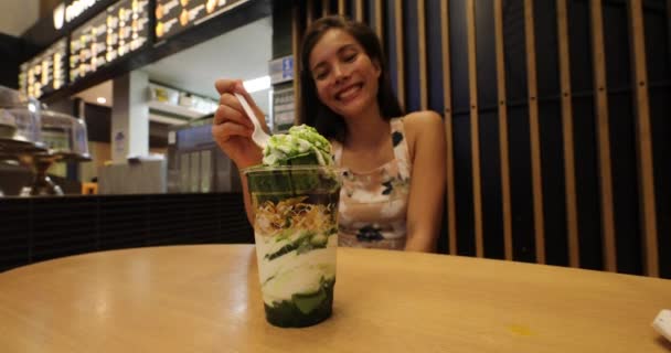 女人吃马茶冰淇淋，也就是在日本很受欢迎的绿茶冰淇淋和一种食品趋势 — 图库视频影像