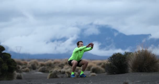 Fitness övning squat man träning knäböj för gluten gör uppvärmning för löpning — Stockvideo