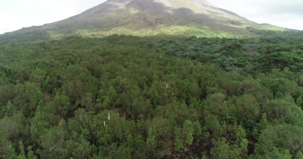 Kostarika video slavné sopky Arenal By Arenal Volcano National Park. Turistická destinace, atrakce a památka v Kostarice, Střední Amerika — Stock video