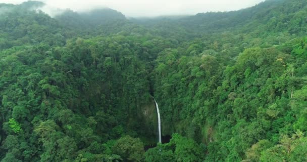 Costa Rica La Fortuna Vízesés csodálatos esőerdő természet táj. Légi drón videó — Stock videók