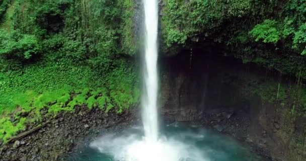 La Fortuna vízesés az esőerdőben az Arenal vulkán közelében Costa Ricában, Közép-Amerikában. Gyönyörű természet táj turisztikai úti cél mérföldkő. Légi drón videofelvétel — Stock videók